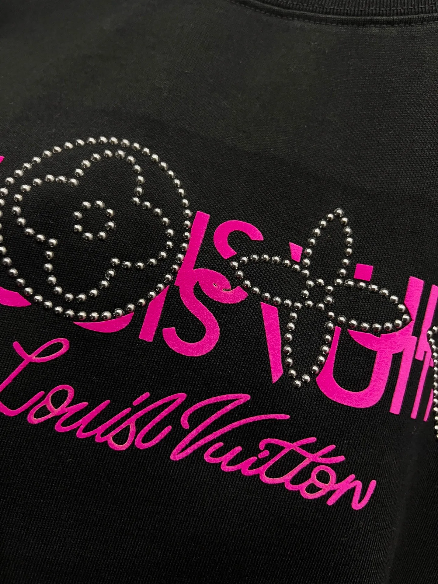 🅿️190 1v Louis* 2025 autumn and winter new style, classic letter three-dimensional foam printing + hot silver pearl diamond craft design, high-end version! Highly breathable and comfortable, customized double yarn plain cotton fabric. Short-sleeved T-shirt. Same style for men and women. Sizes S M L XL XXL Five sizes black white